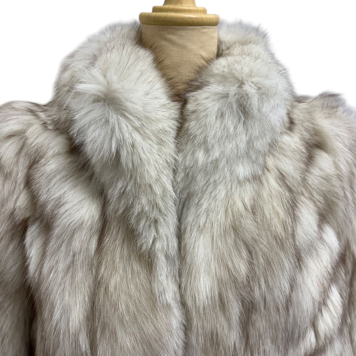 SAGA FOX REAL FUR COAT JACKET CHEVRON VOLUMINOUS THICK WARM WHITE FROM JAPAN