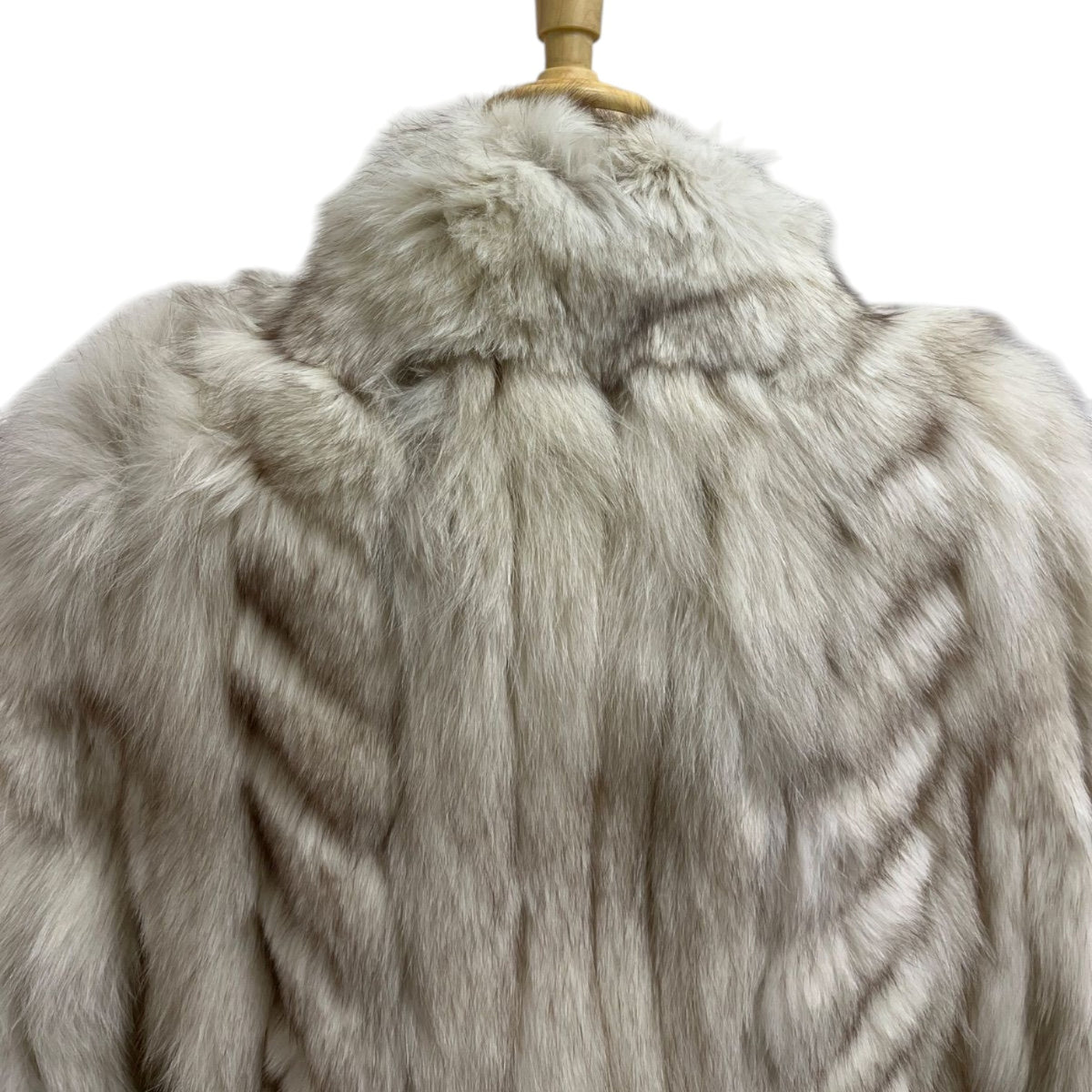 SAGA FOX REAL FUR COAT JACKET CHEVRON VOLUMINOUS THICK WARM WHITE FROM JAPAN